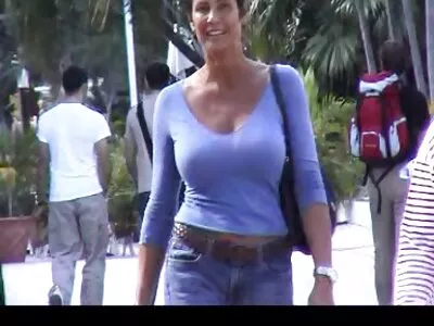 امرأة سمينة تتعامل سكس عربي اجنبية مع ديك
