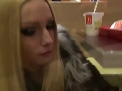وضعت الزوجة الشقراء المقنعة جميلة جدًا رجلًا سكس اجنبي مترجم لتصوير أفعالها الممتعة الجنسية