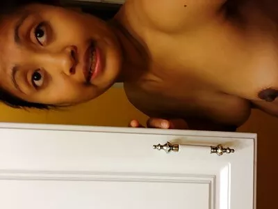 الفرخ يلعب سكس اجنبي مترجم للعربية بقضيب اصطناعي