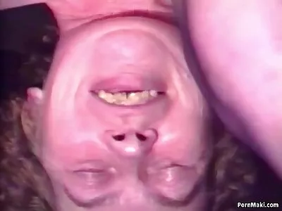 امرأة سيكس اجنبي جماعي سمراء تمتص القضيب