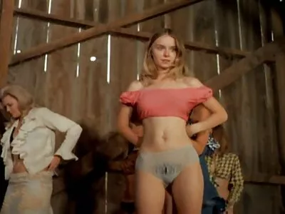 أحمر سكس اجنبي وعربي الشعر يجلس على لعبة جنسية