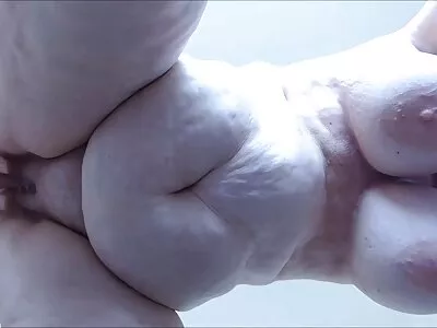 سمراء سيكس اجنبي الرطب على ركبتيها مص الديك