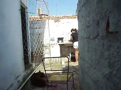 الفرخ سكس اجنبى طويل مترجم يؤدي رقصة ساخنة