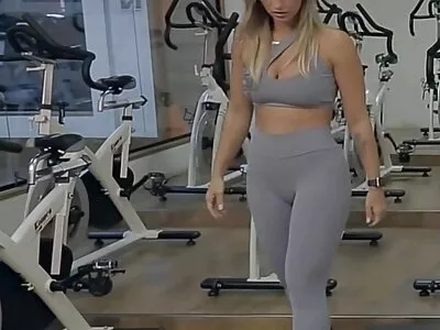 امرأة سمراء في جوارب طويلة ضربات افلام محارم اجنبيه وملاعين مع المكونات الشرج