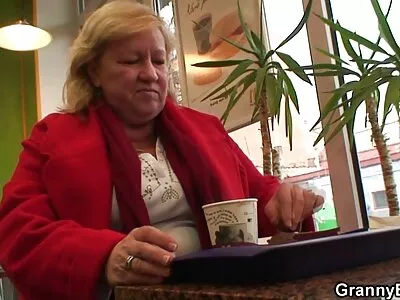 امرأة سمراء مع افلام سكس اجنبي عالمي كبير الثدي تمتص